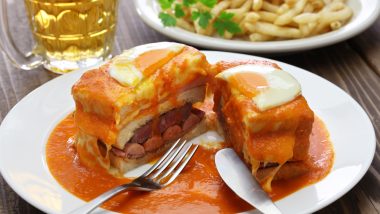 Francesinha: Dies ist ein herzhaftes Sandwich aus Porto, das jedoch auch in Lissabon erhältlich ist. Es enthält gewöhnlich Rindfleisch, Wurst und Schinken, überzogen mit einer würzigen Tomatensauce und Käse.