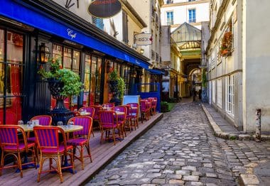 Typische kleine Pariser Straße mit vielen kleinen Cafes