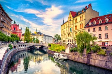 Stadtansicht auf den Ljubljanica-Kanal in der Altstadt von Ljubljana