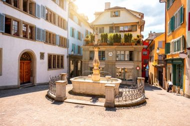 Schöner kleiner Platz mit Springbrunnen in der Altstadt von Zürich in der Schweiz
