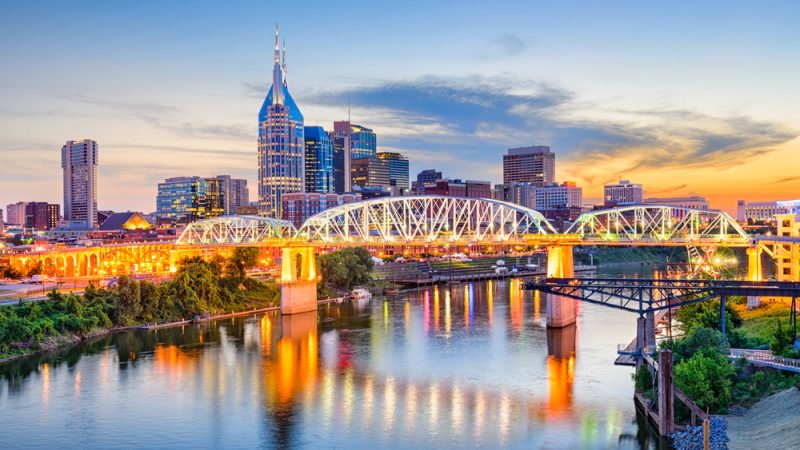 Skyline von Nashville am Cumberland River