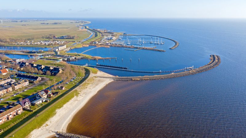 Luftaufnahmen vom Hafen und der Stadt Stavoren am IJsselmeer in den Niederlanden