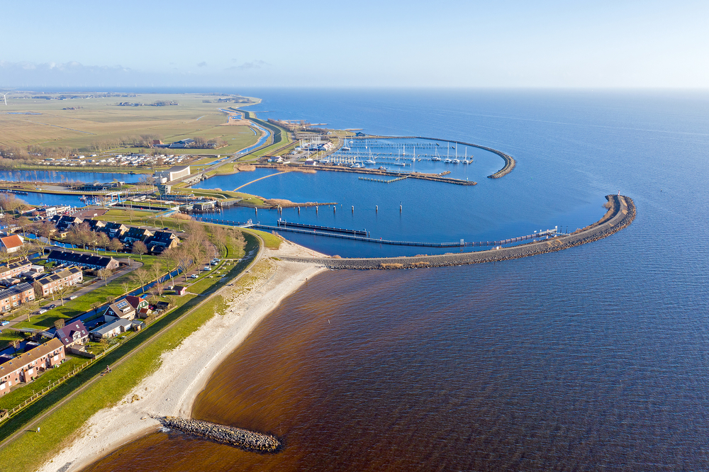 Luftaufnahmen vom Hafen und der Stadt Stavoren am IJsselmeer in den Niederlanden