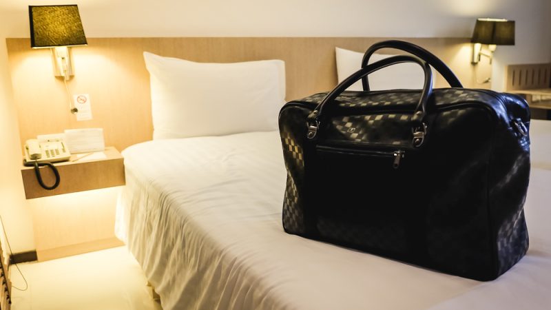 Reisetasche auf Bett