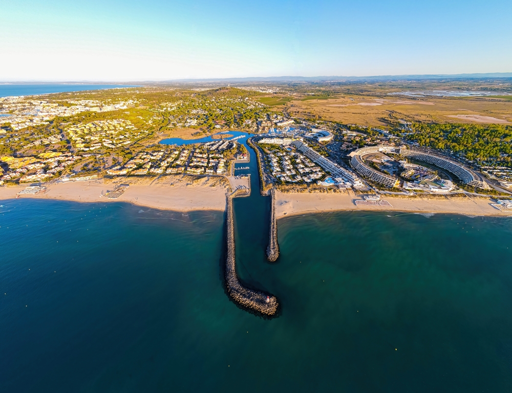 Luftblick auf Cap d'Agde, einen Badeort und ein Naturdorf an der französischen Mittelmeerküste