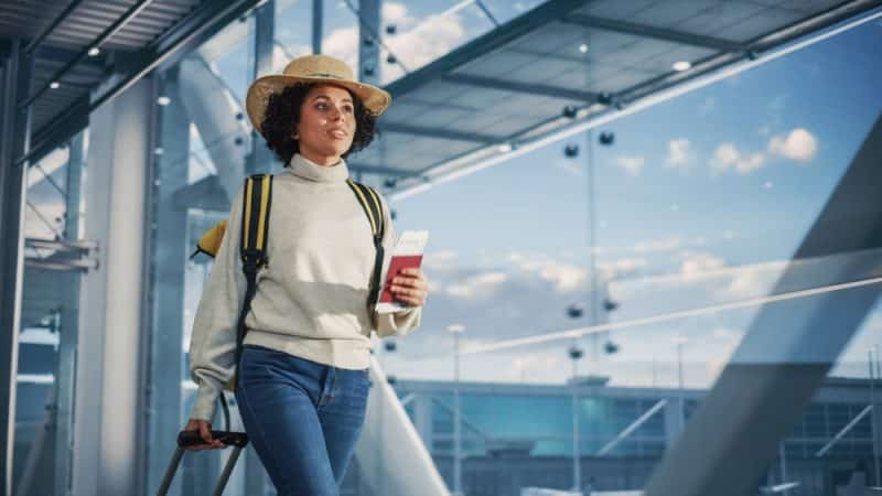 Flughafen Terminal: Schwarze Frau hält Ticket, in Eile ist verspätet und rennt durch Airline Hub zu den Toren und zu ihrem Flugzeug