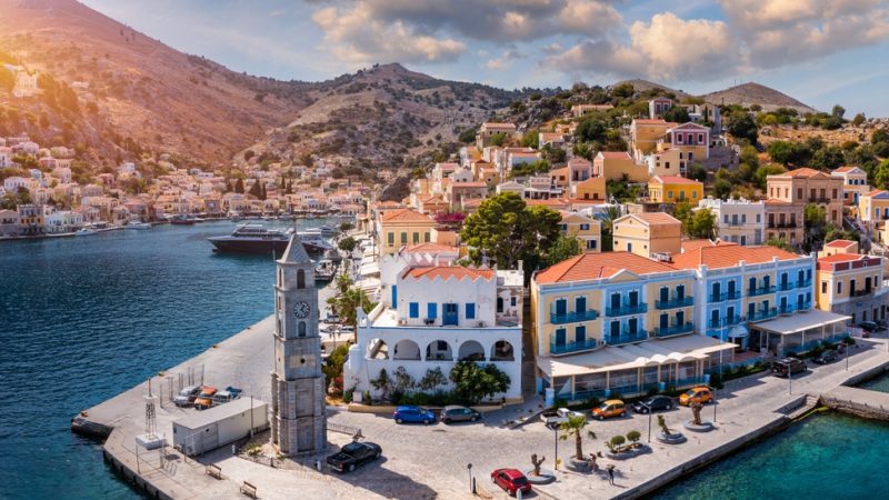 Luftbild der schönen griechischen Insel Symi (Simi) mit bunten Häusern und kleinen Booten.