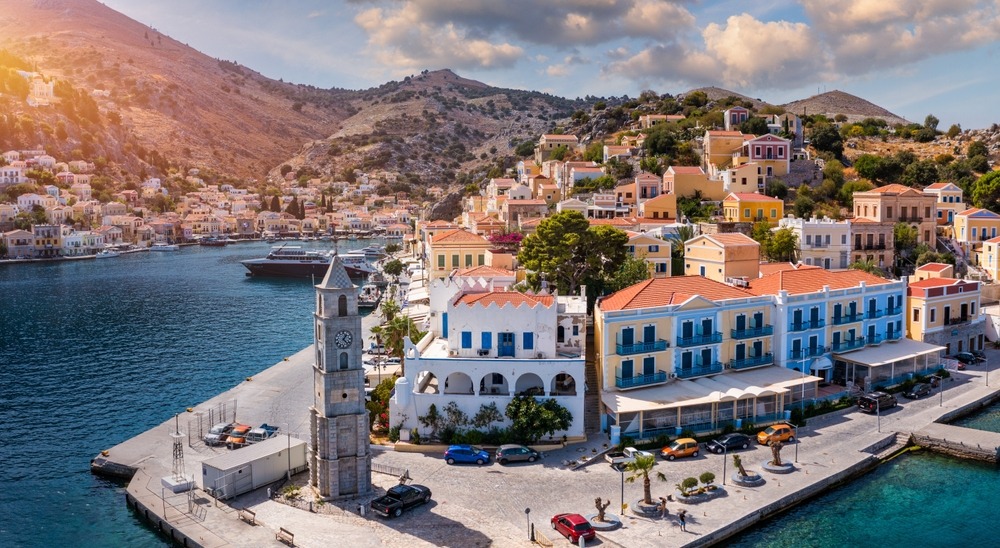 Luftbild der schönen griechischen Insel Symi (Simi) mit bunten Häusern und kleinen Booten.